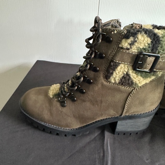 Madden Girl Hayess  Faux-Fur Lugg Sole Hiker Bootie boots Women’s Size 8 - Picture 6 of 9
